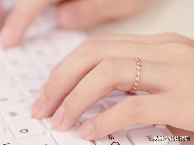未婚女孩戴什么戒指比较好,未婚单身的女生戴戒指  第2张